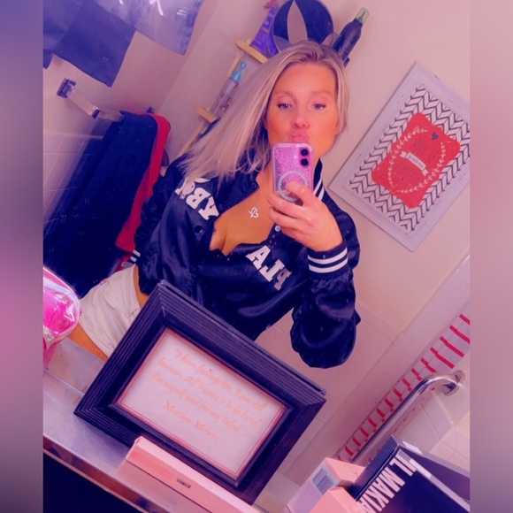 Meet your Posher, Stephanie - Picture 2 of 11